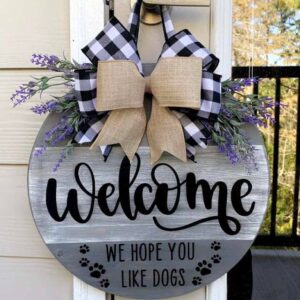 A round welcome sign with ribbon