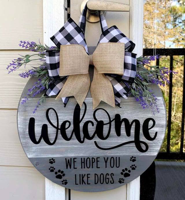 A round welcome sign with ribbon