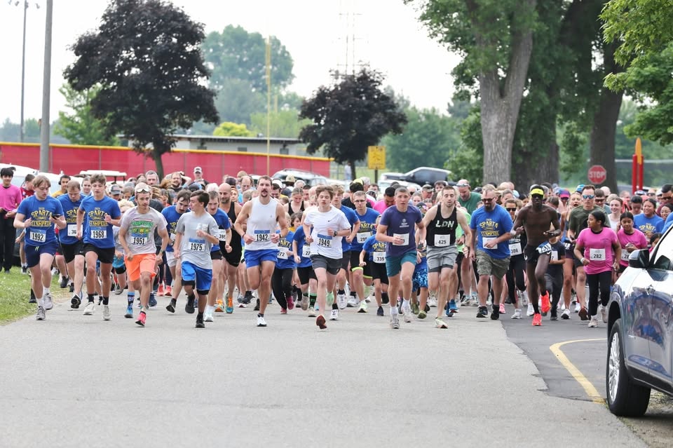 A large group of runners coming down a street